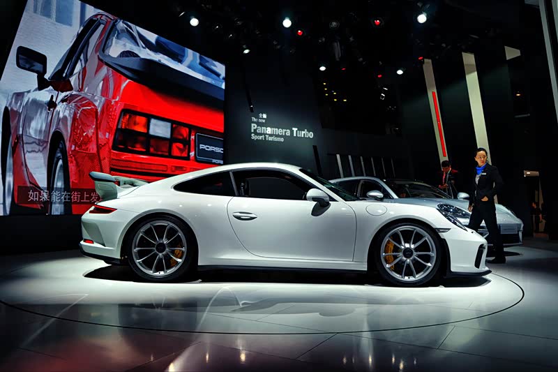 体验过911 turbo s的加速疯狂后,我更加想感受一下gt3系列那种更加