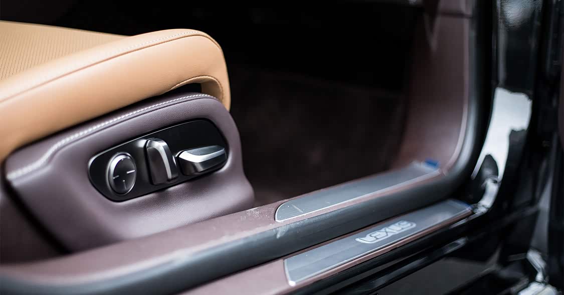 标配提供主驾 20 向电动调节，副驾 18 向电动调节功能，并且都带有腰部支撑