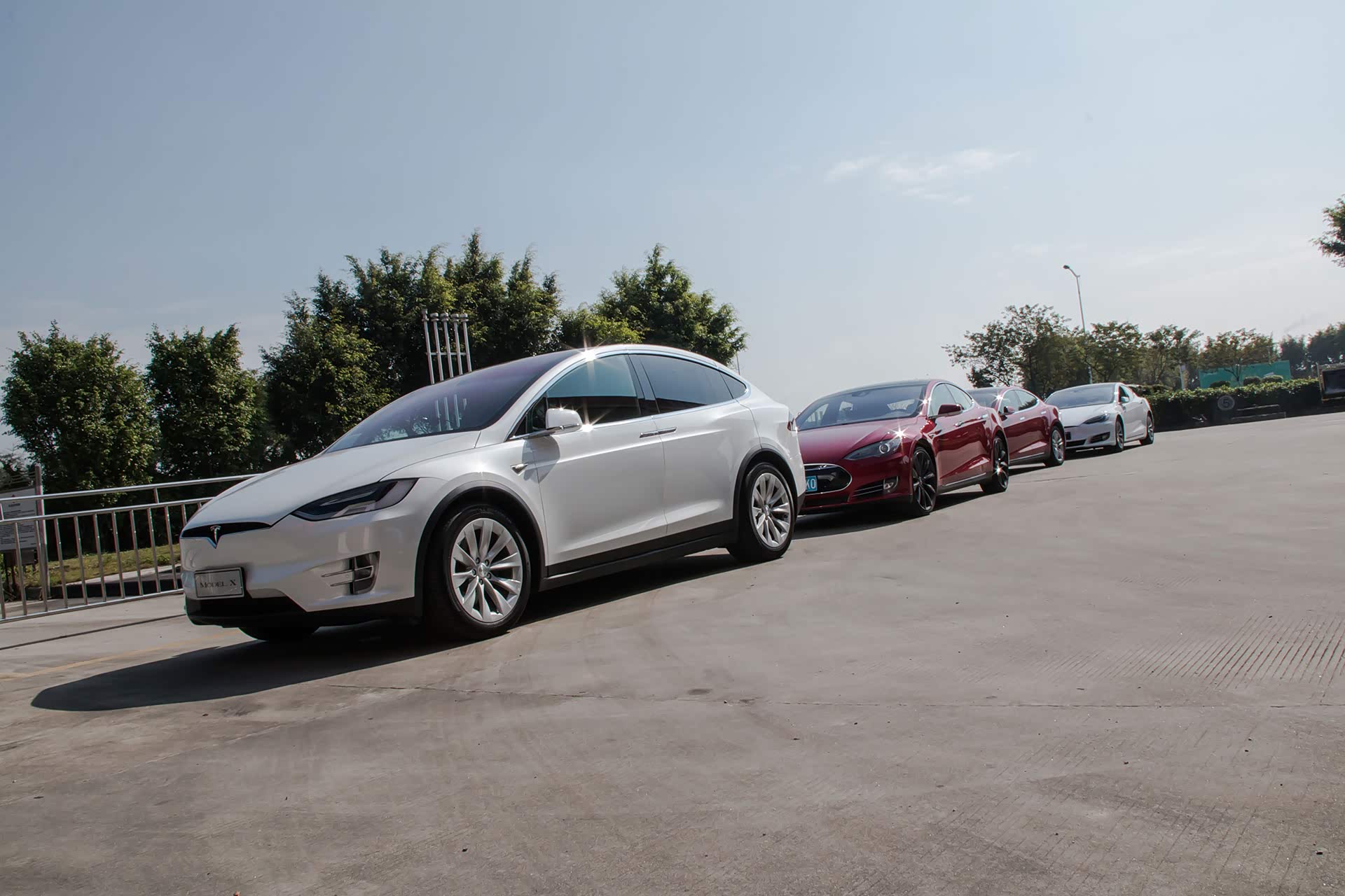 下午时分，特斯拉车队选择在英德服务区休息一会