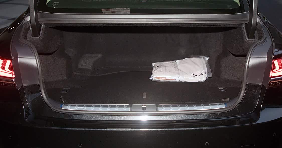 由于带了电池组的原因，LS 500h 的后备厢表现略显一般了