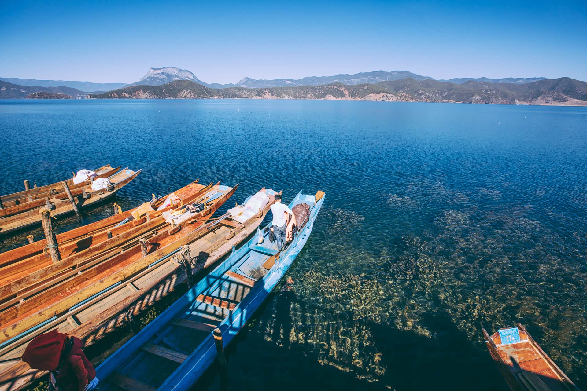 整个泸沽湖边都是这样的小木船