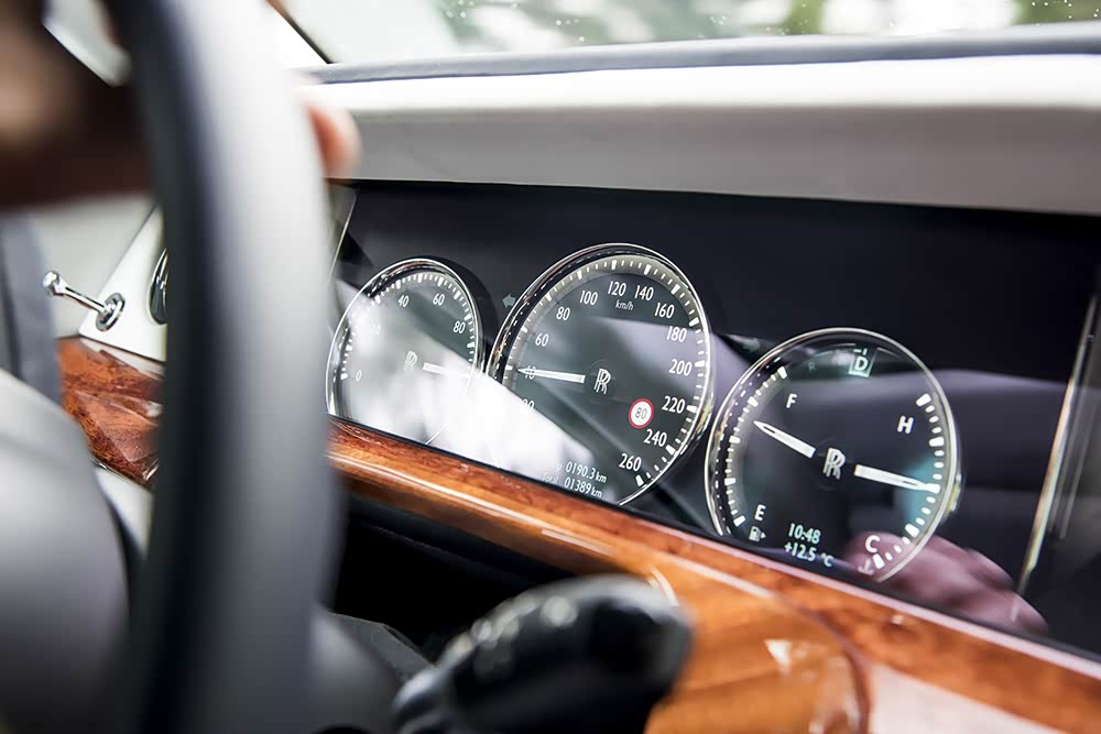 仪表盘虽然还是指针式，但表盘其实是彩色液晶显示屏。