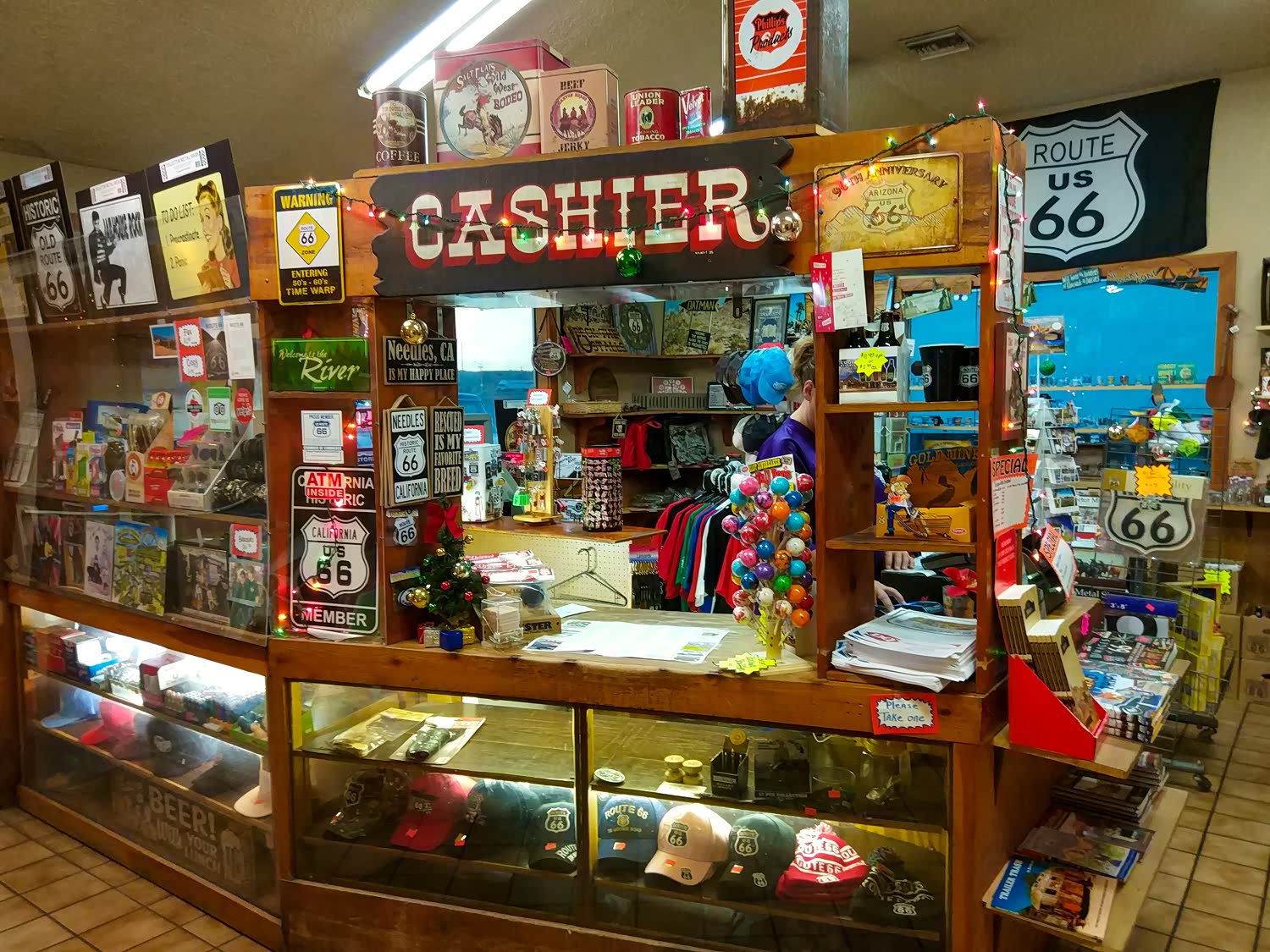 餐厅门口还有一个66公路的礼品屋，一路上有许多类以的纪念品店