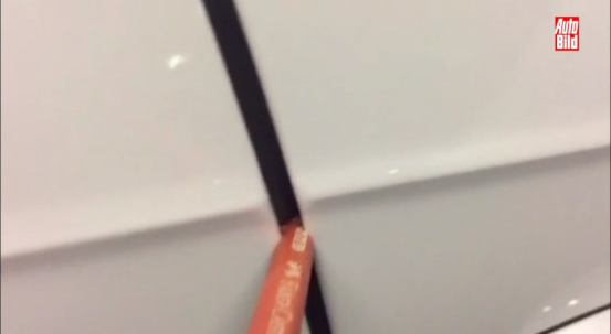 WDR用带骨头的猪尾巴测试了宝马5系的电吸门，电吸门可以轻松地把骨头夹碎！