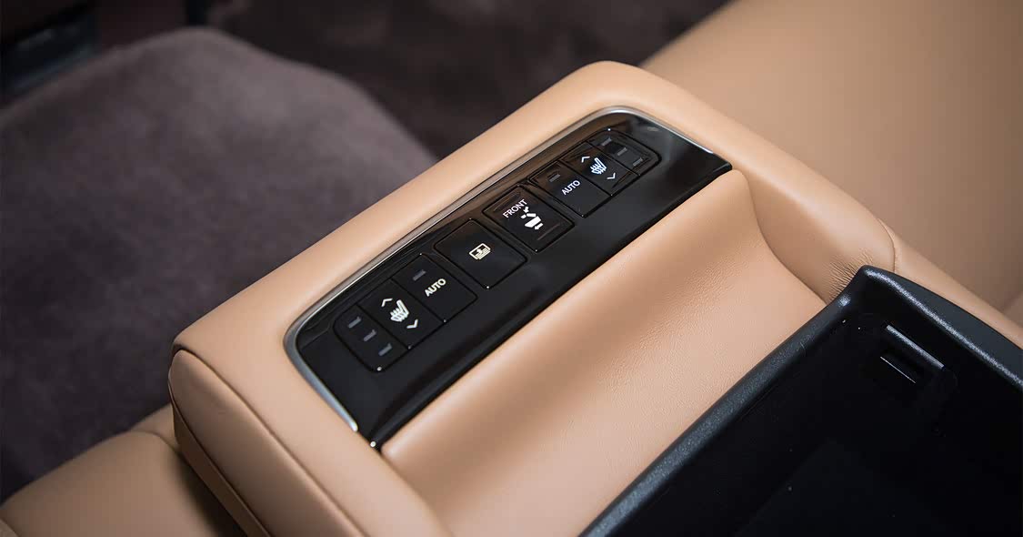 后排舒适性上标配了老板键、座椅加热、空调控制和后排遮阳帘控制，高配车型则是配备了触摸板来控制