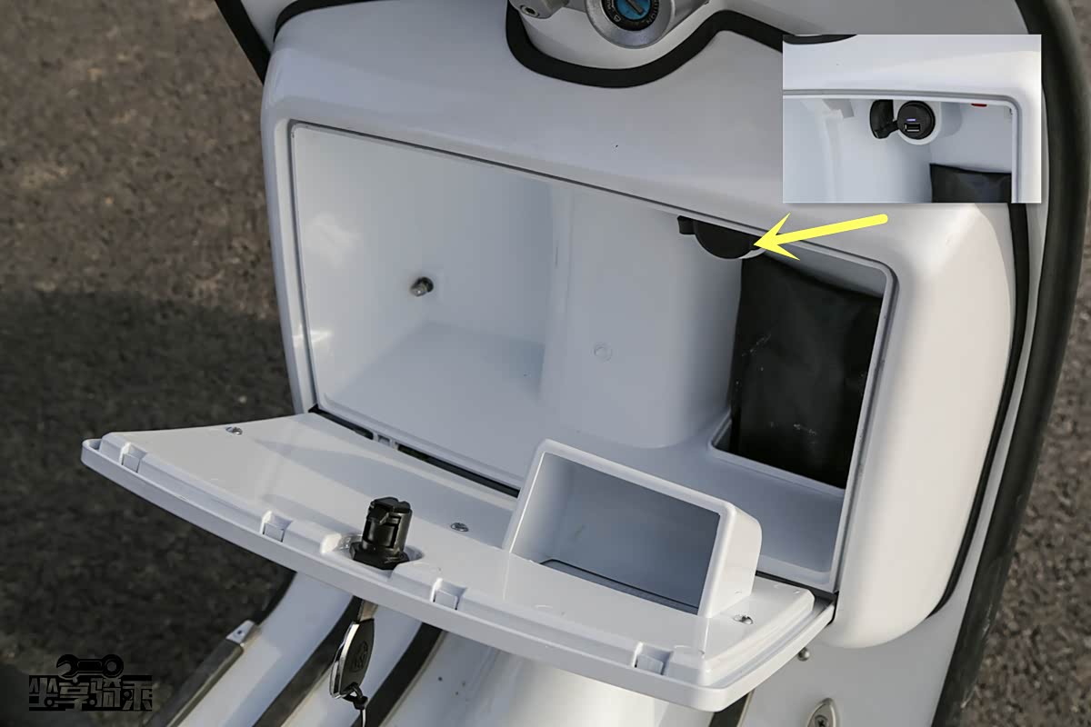 Scomadi与RA前储物结构完全一致，仅使用RA200进行展示