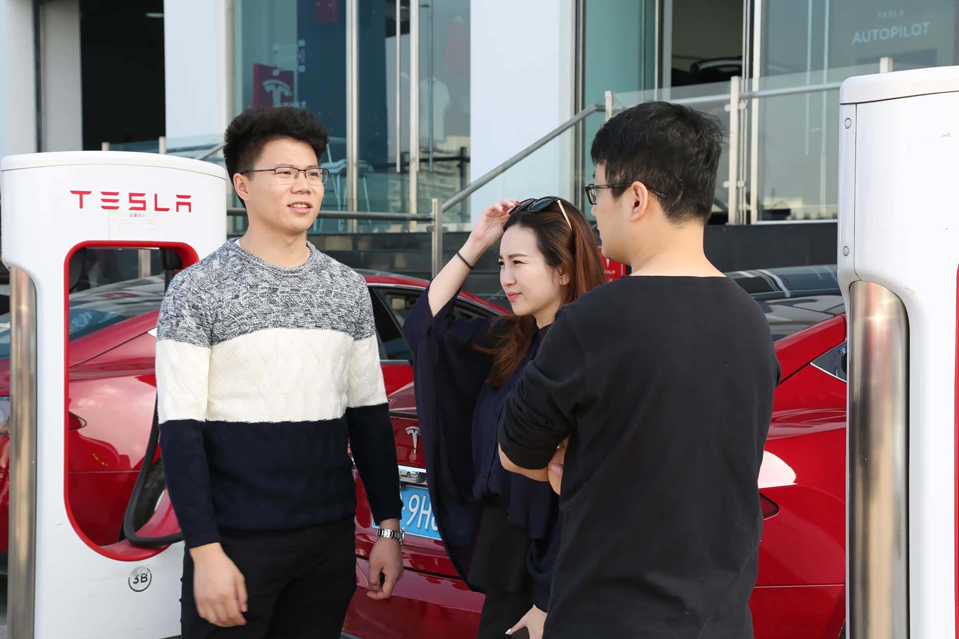 早到的特斯拉车主和热心网友已开始交流起来