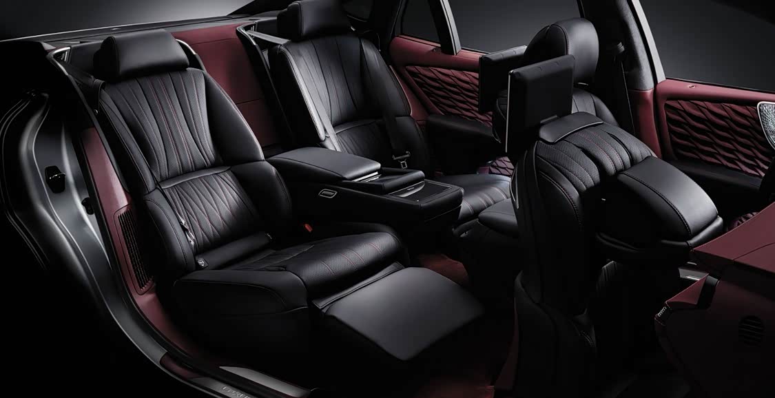 LS 500h行政版 配备 Ottoman 行政座椅，配有腿部支撑，后排带背部加热的仿指压按摩功能