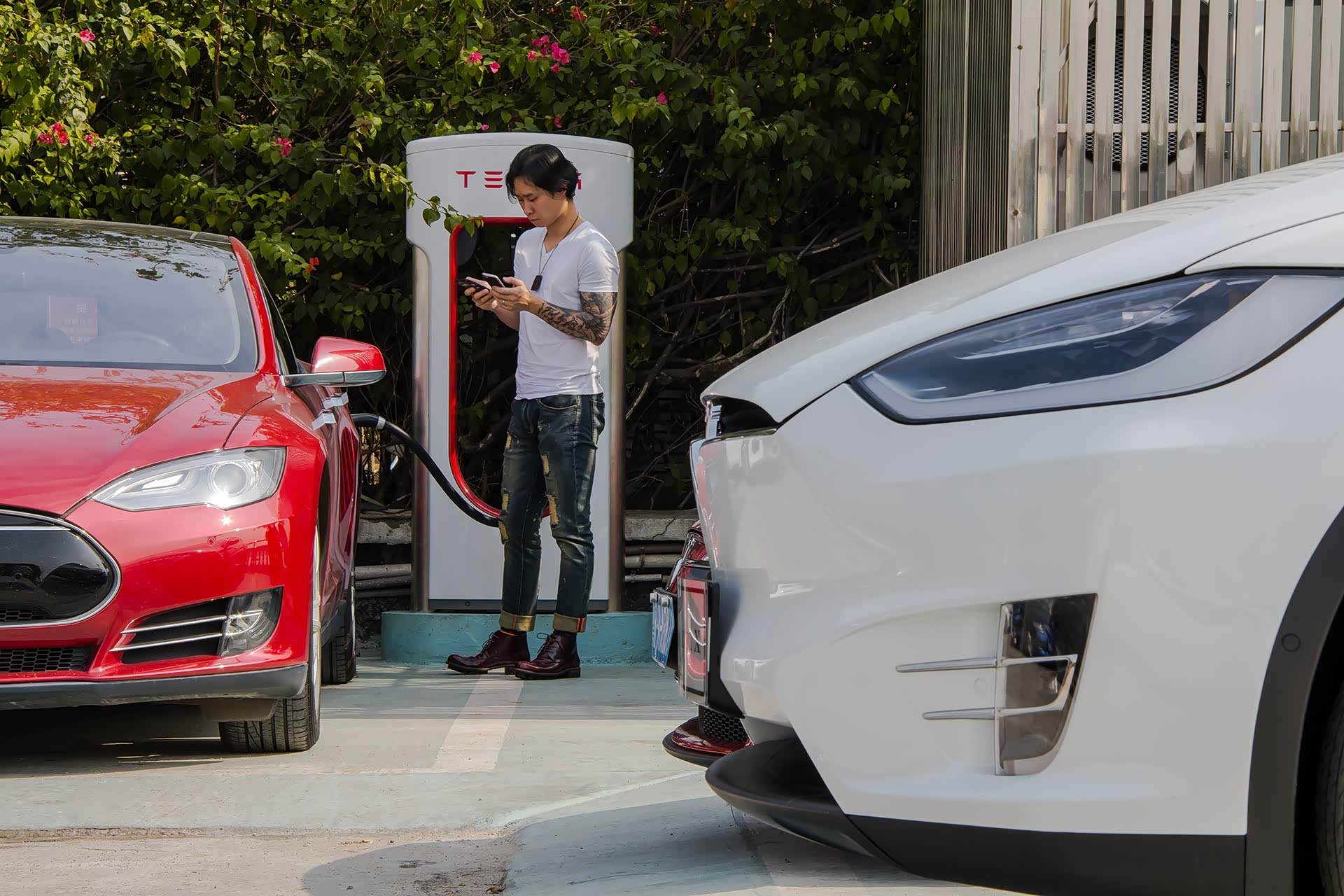 车主在闲聊之余用手机查了下路况和今日的剩余公里