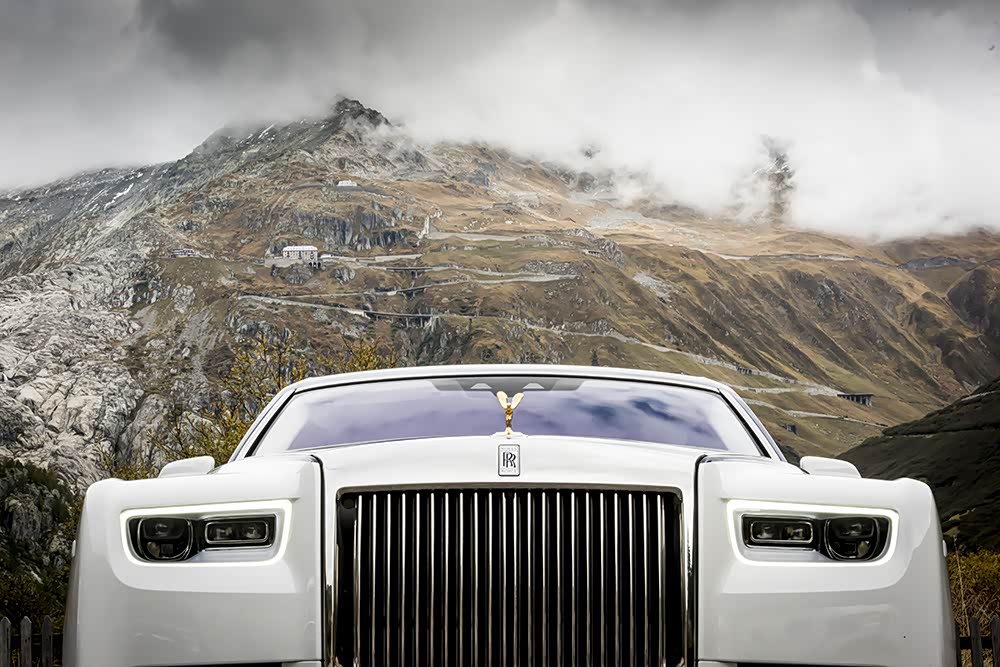 第七代幻影的格栅竖直、“孤立”，而新款车的格栅有了斜度，与周围部分的接合更自然。