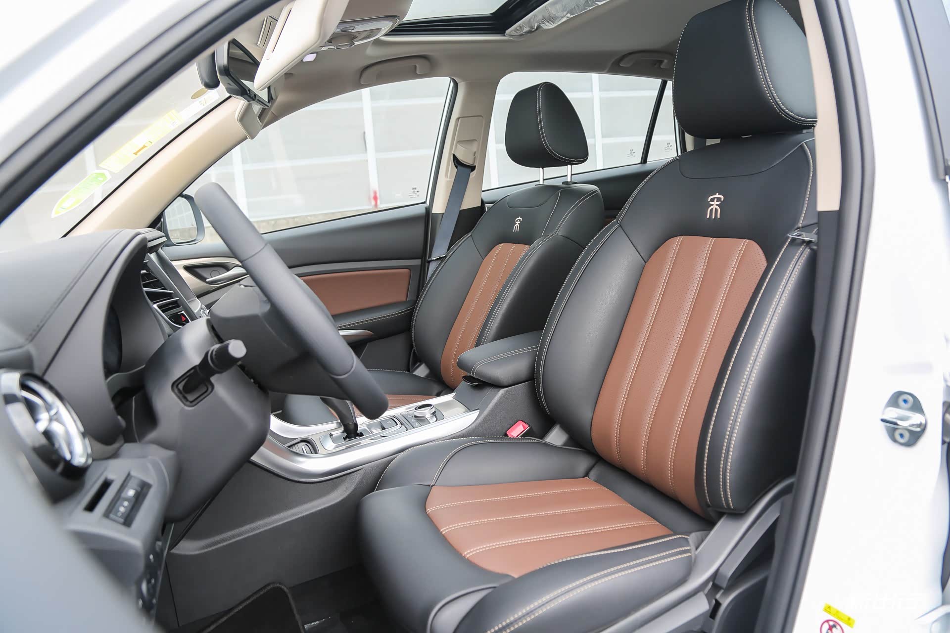 「图」豪华型和尊贵型采用仿皮材质座椅，尊荣型为真皮材质。