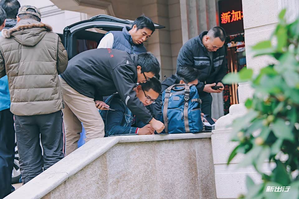 兴奋的网友已经顾不上返回酒店大堂在桌子上签署试驾协议了