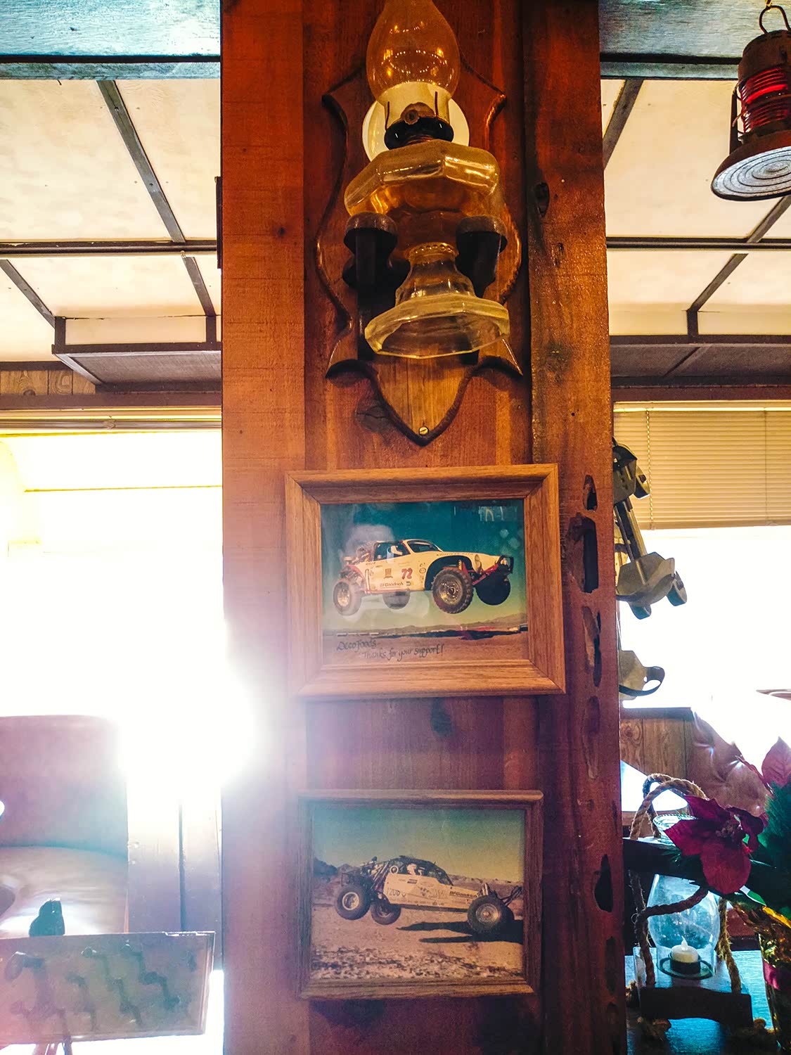 餐厅里面到处是汽车元素，氛围很足