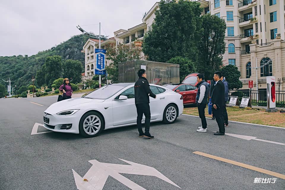 静态的触感和拍摄已完成，网友强烈要求在酒店的周边开上几圈