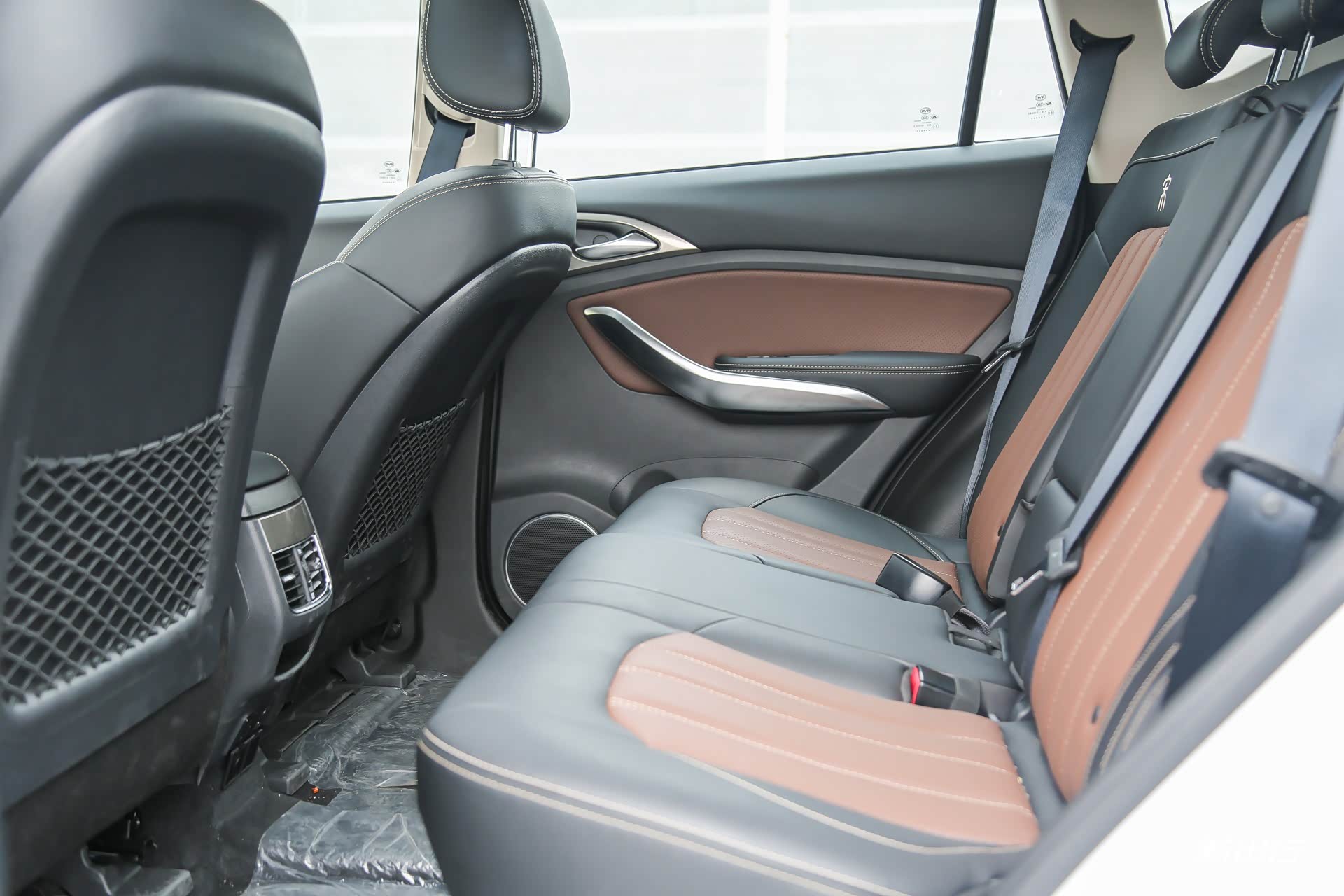 「图」后排空间充足，地板中央的凸起几乎可以忽略不计，并有后排出风口。