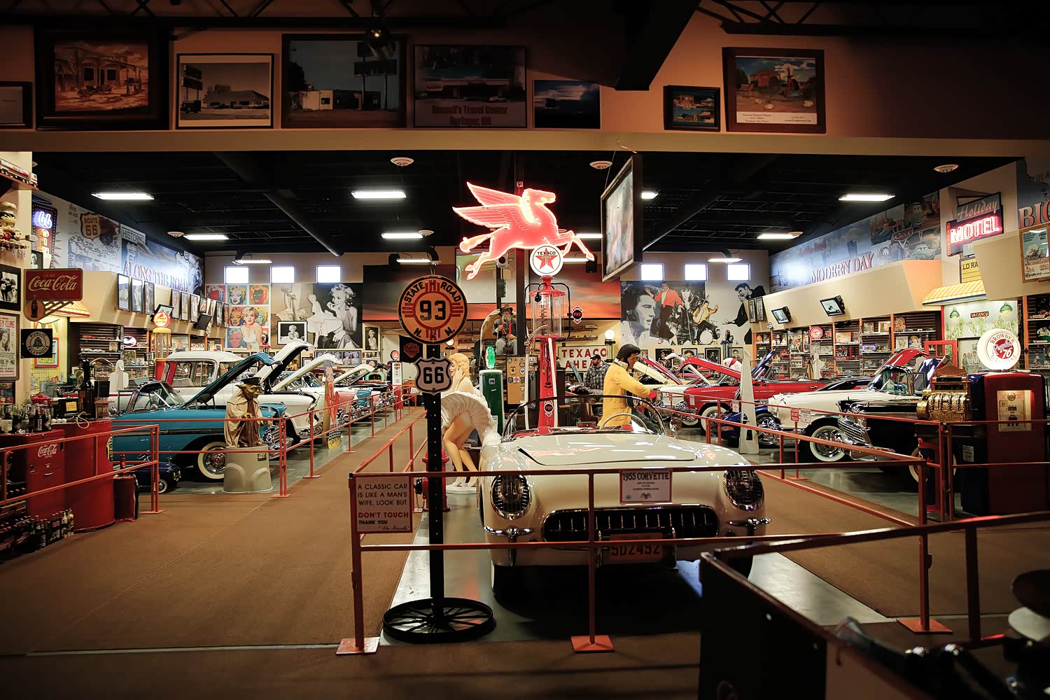 沿路的每个州都有民间自发成立的66号博物馆，收集了大量车辆、加油站等那个年代留下来的公路印记