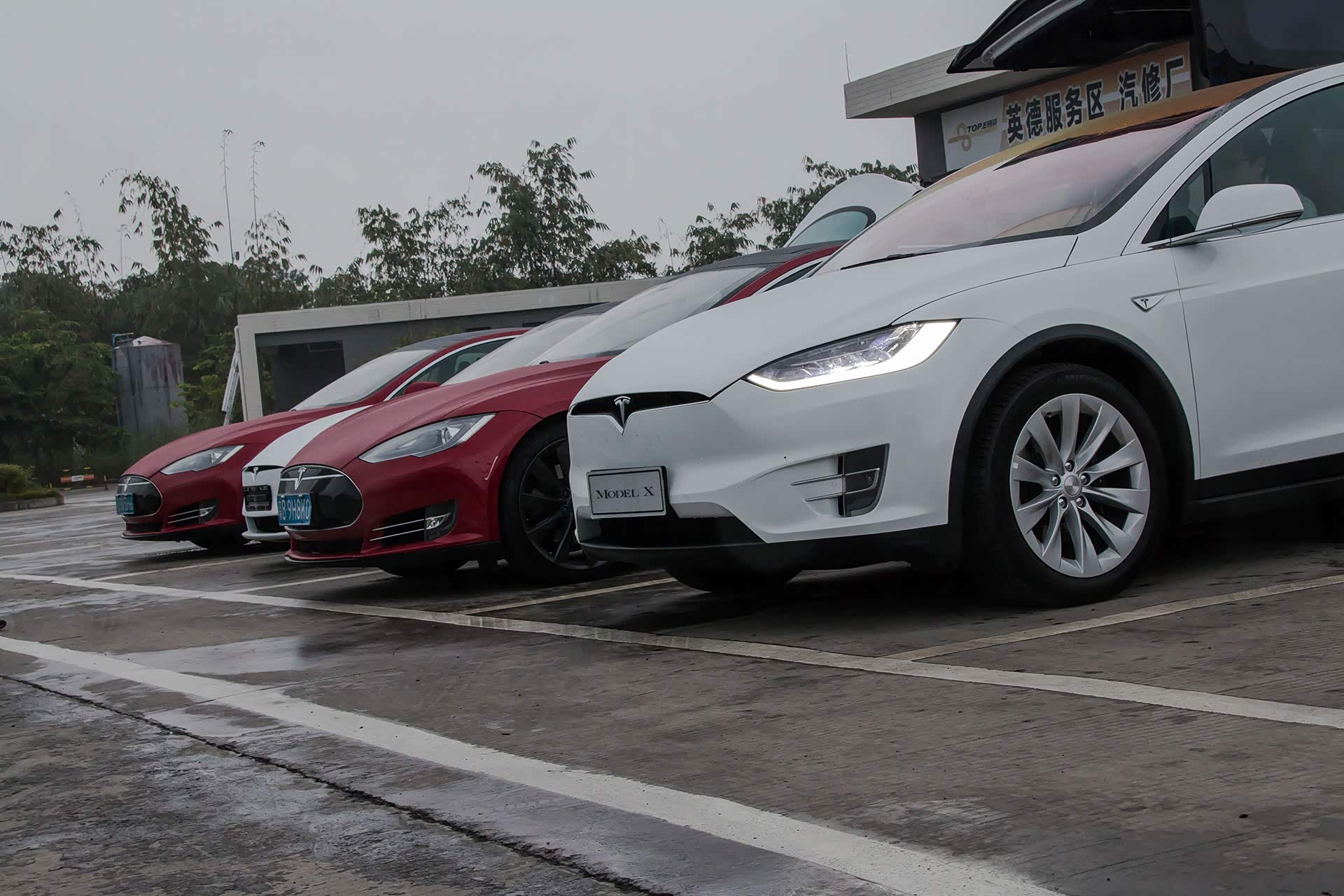 此时气温在逐渐降低，天色也渐渐朦胧