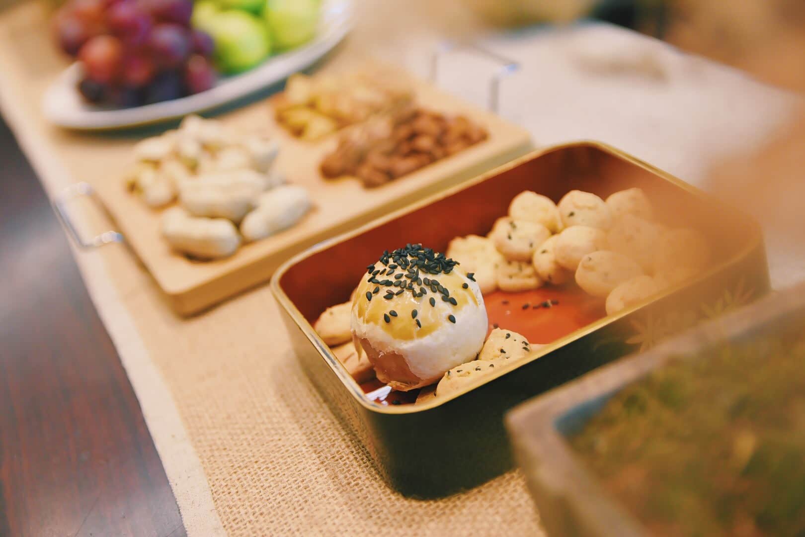 新出行的沙龙从来都不缺美食，各种坚果和茶点都一应俱全