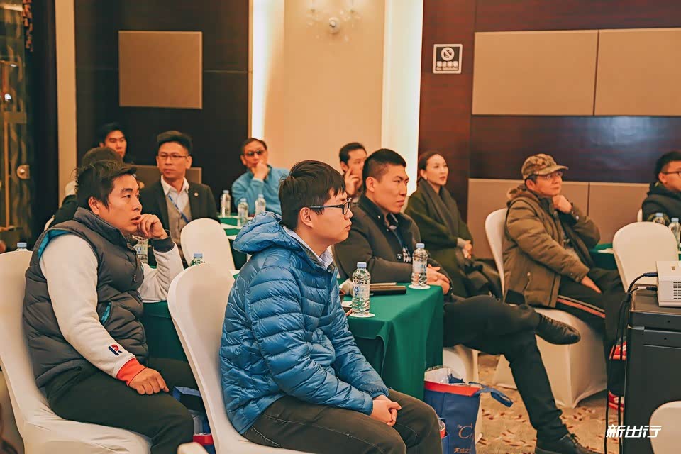 09:50时，所有前来参与的网友有序的进入主会场，今天的试驾活动也正式开始