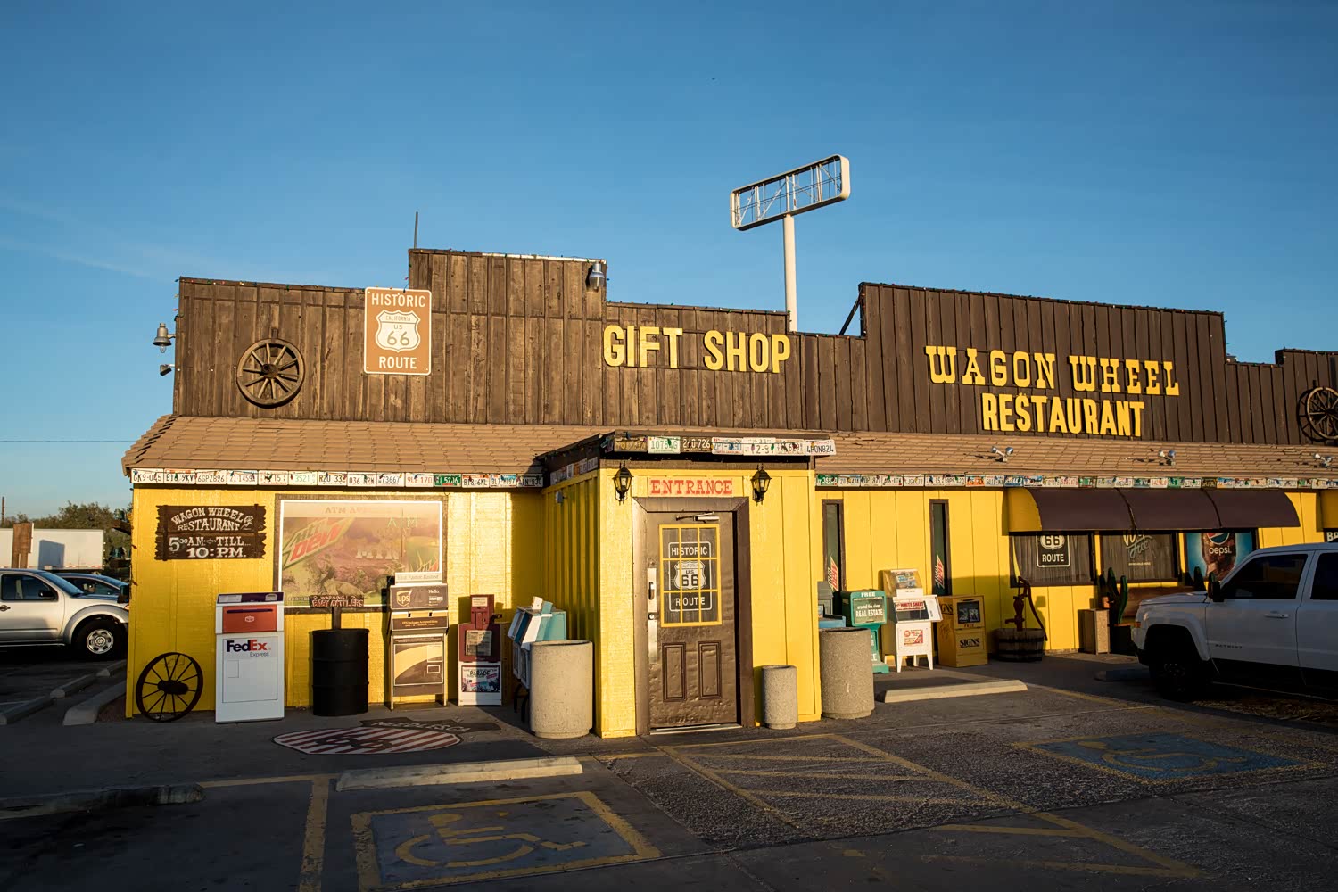 这家名为“Wagon Wheel”餐厅是当地著名的一家餐厅，典型的66号公路边的餐厅风格