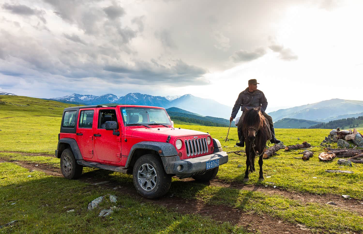 夕阳照在车与马的身上，颇有点英雄惜英难的大片感