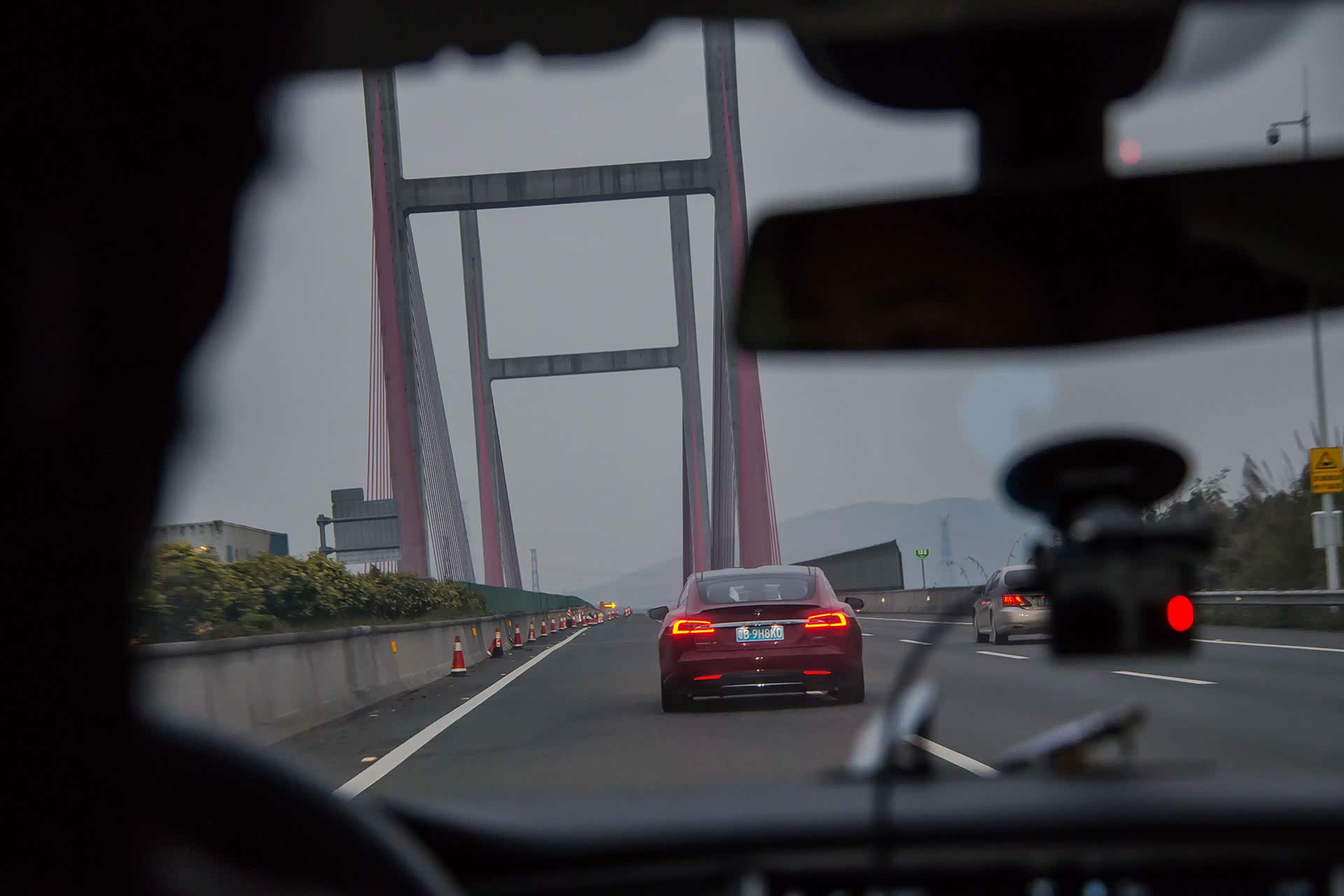 趁着夜幕还未降临之前，特斯拉车队选择了继续赶路