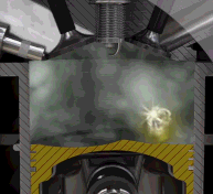 注意看，是先自燃，火花塞后点的火