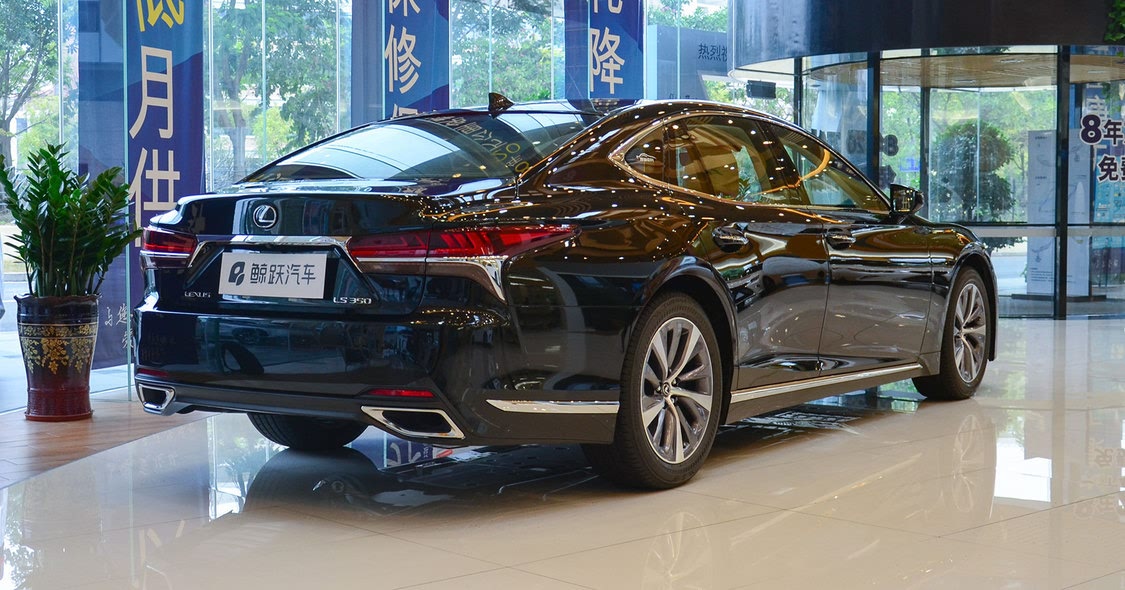 全新 LS 350 配备双边共两出排气管