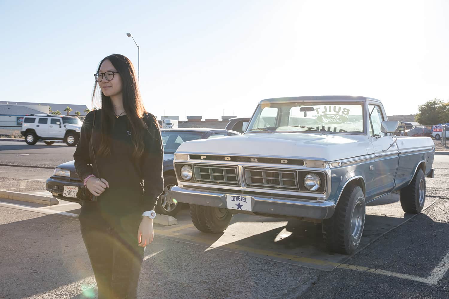 到达餐厅时，立刻被停在门口的一辆老爷车吸引住，前位那位车模，让让，对！这就是我们的另一个美女Leah