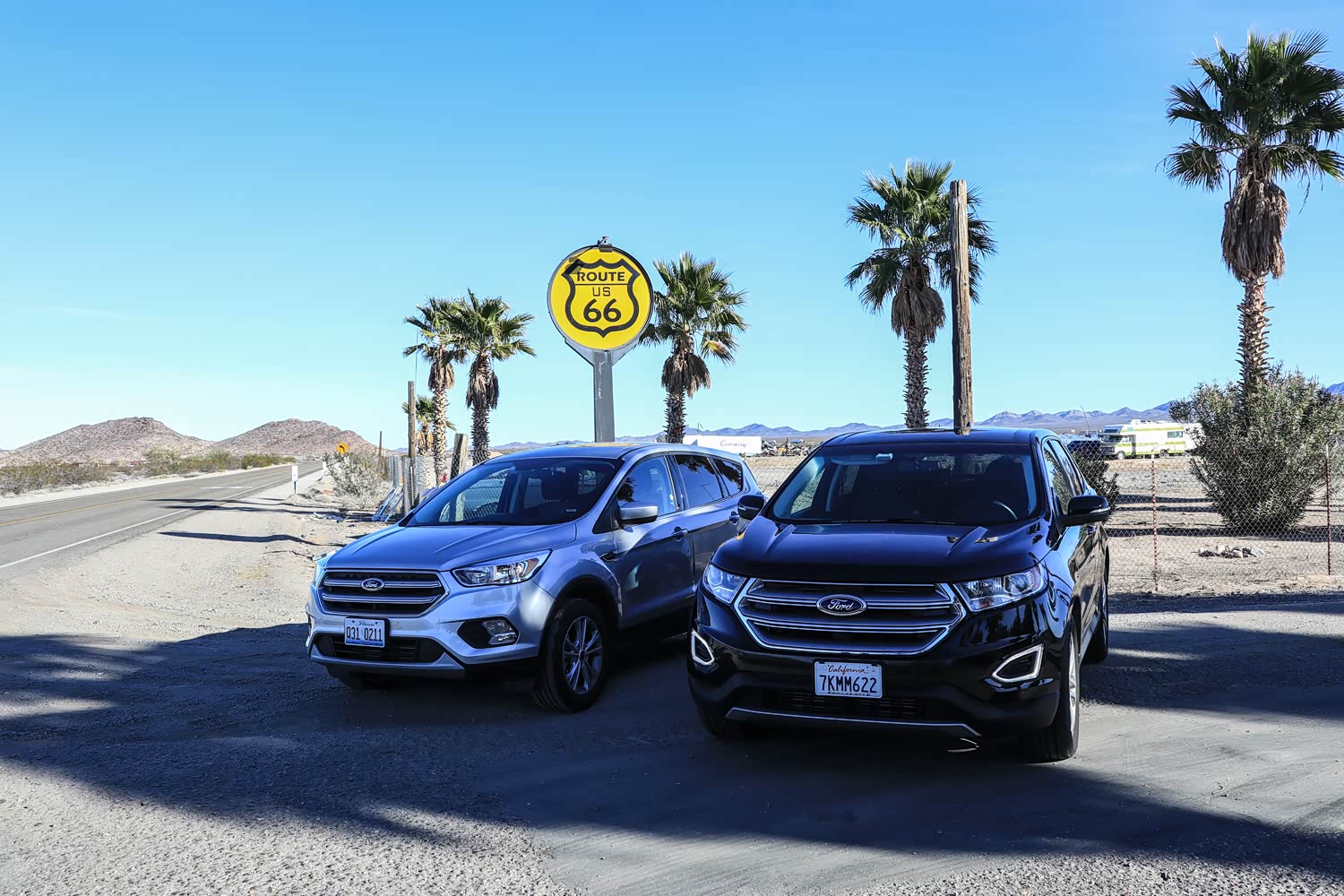 不当那冤大头，每辆车只加了20刀，足够跑到我们中午吃饭的那个市区，重新出发，第一次看到66号标记。