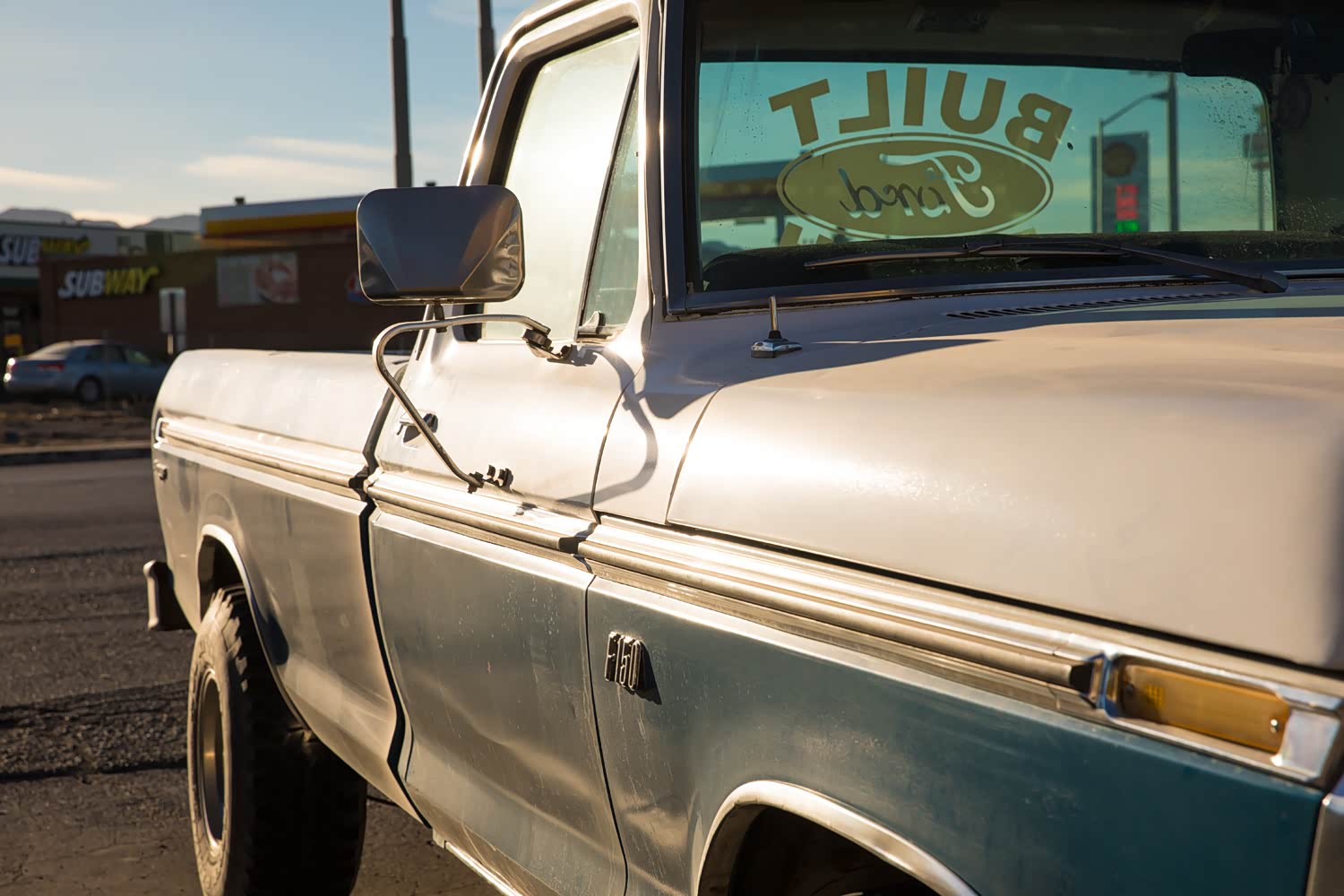 福特F150,正是刚刚引进到中国这几天很火的福特猛禽150的爷爷辈，其实我也不知哪一辈。