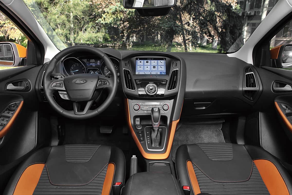 长安福特福克斯	       座椅和中央饰板都以车身颜色相同，富有视觉冲击力