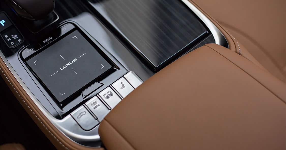 新一代 Remote Touch 操作系统，设置在档把后方，反应很灵敏