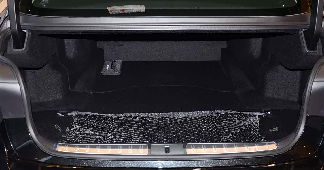 LS 350 的后备厢深度和容积就比 LS 500h 大多了