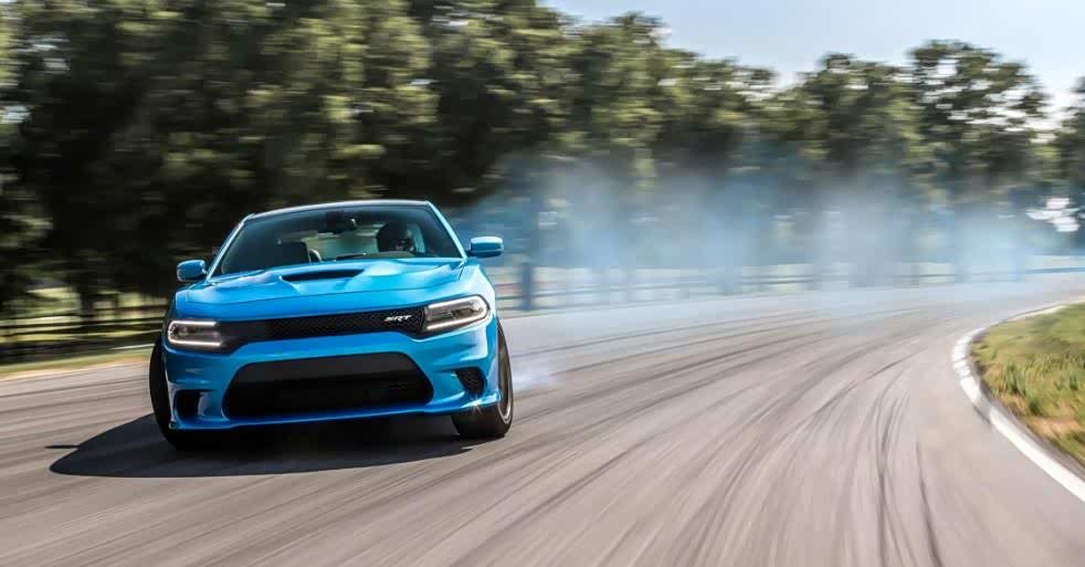 同样接近两吨的超标体重，战马地狱猫并没有像雷克萨斯RC F那样笨拙