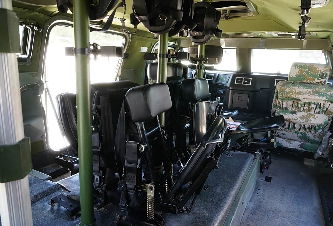 上图是笔者从后部拍摄长轴2代猛士装甲车第5、6和7、8乘员座椅特写，虽然