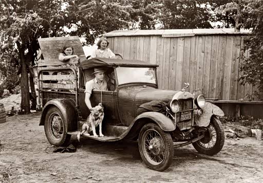 他们所开的许多就是福特的第一代神车T型车，这款神车狂销1500万辆，在20年代曾经占到美国一半的份额