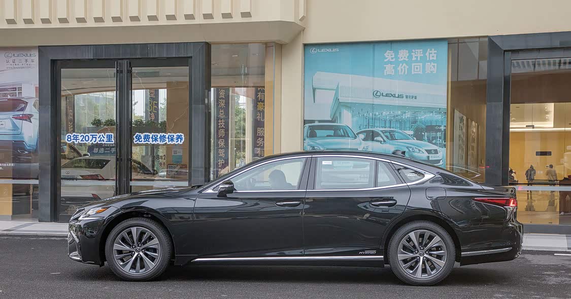 全新 LS 轴距达到3125mm，相比现款LS长轴版车型轴距还要长出35mm，车身高度降低了15mm