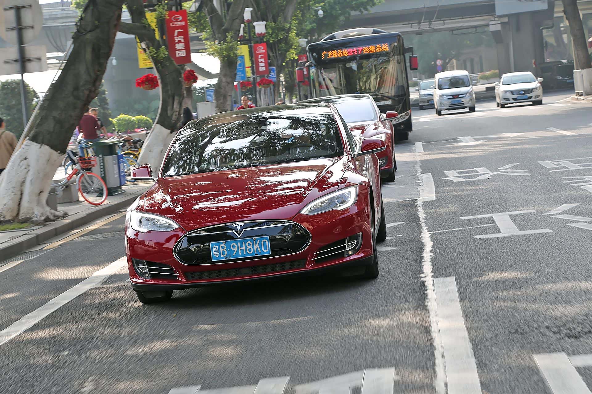 在进入广州市后，不仅越来越堵，同时空气质量也明显下降