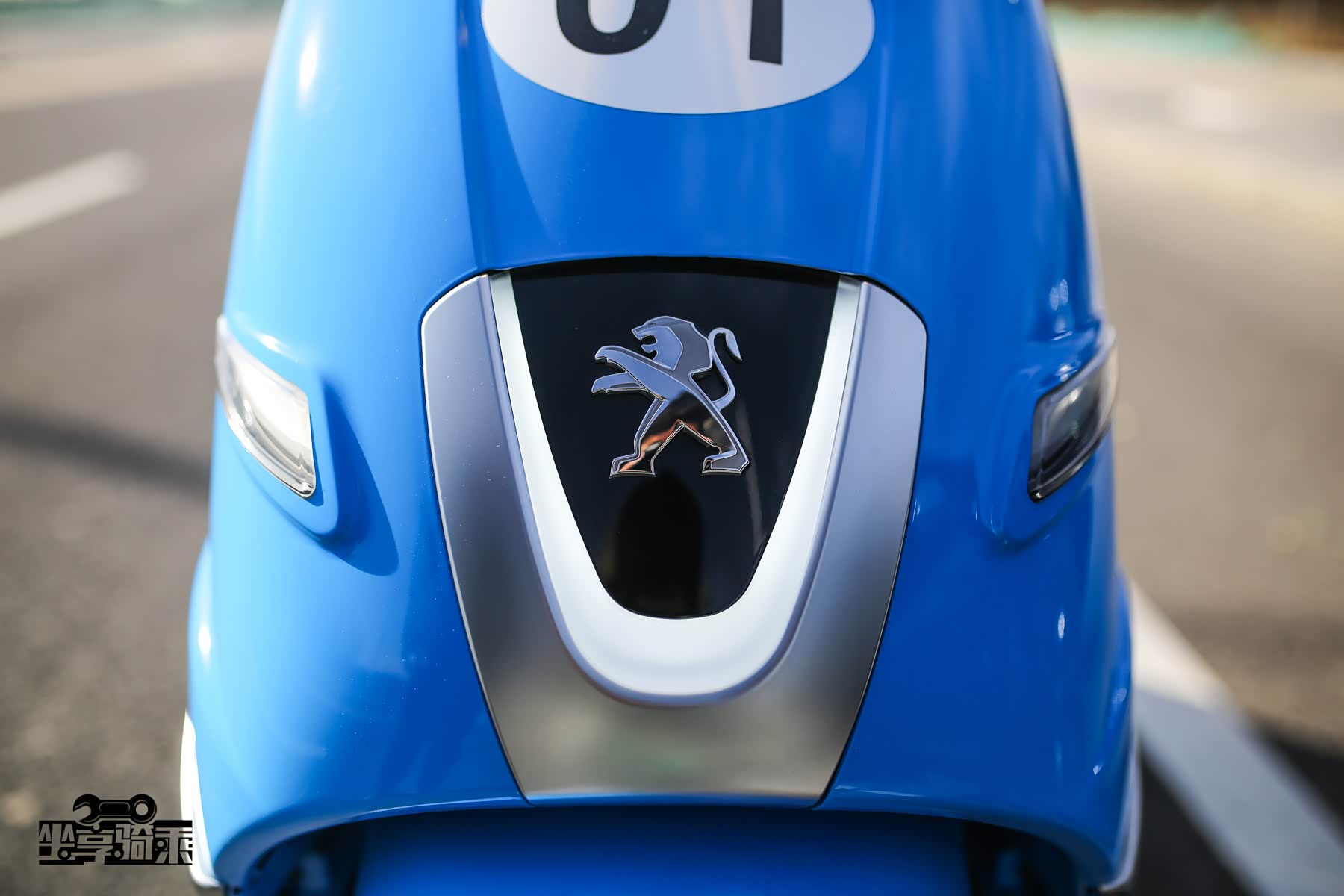 姜戈还配备了U型LED灯带，亮度不高，在白天辨识度欠佳，夜晚便十分惹眼