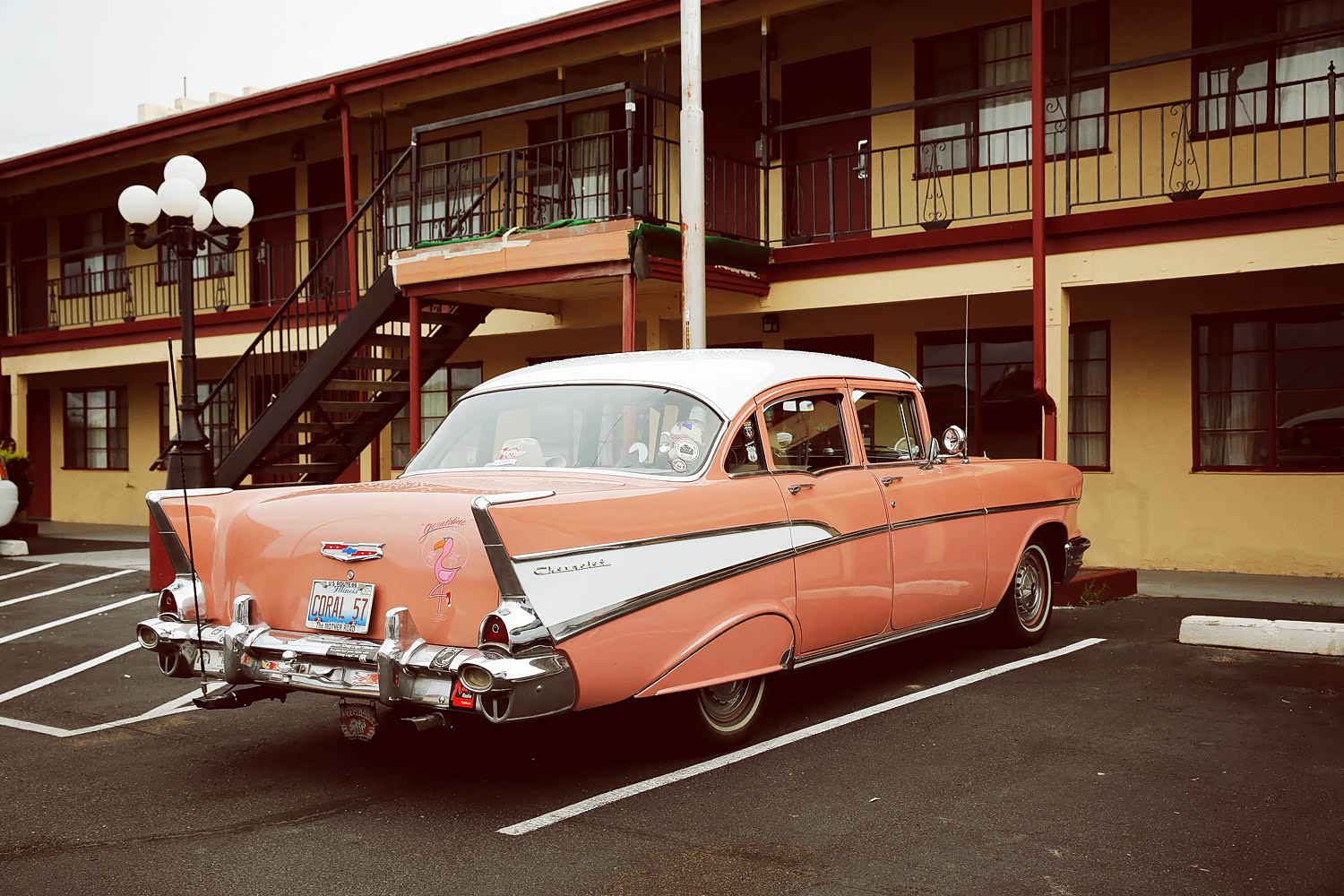 你可以一路开车，穿梭在一个个小镇，跟那个年代一样，住路边的汽车旅馆