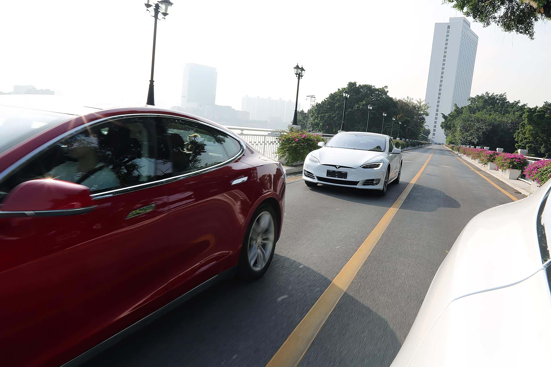 特斯拉车队有序的驶离广州市白天鹅宾馆