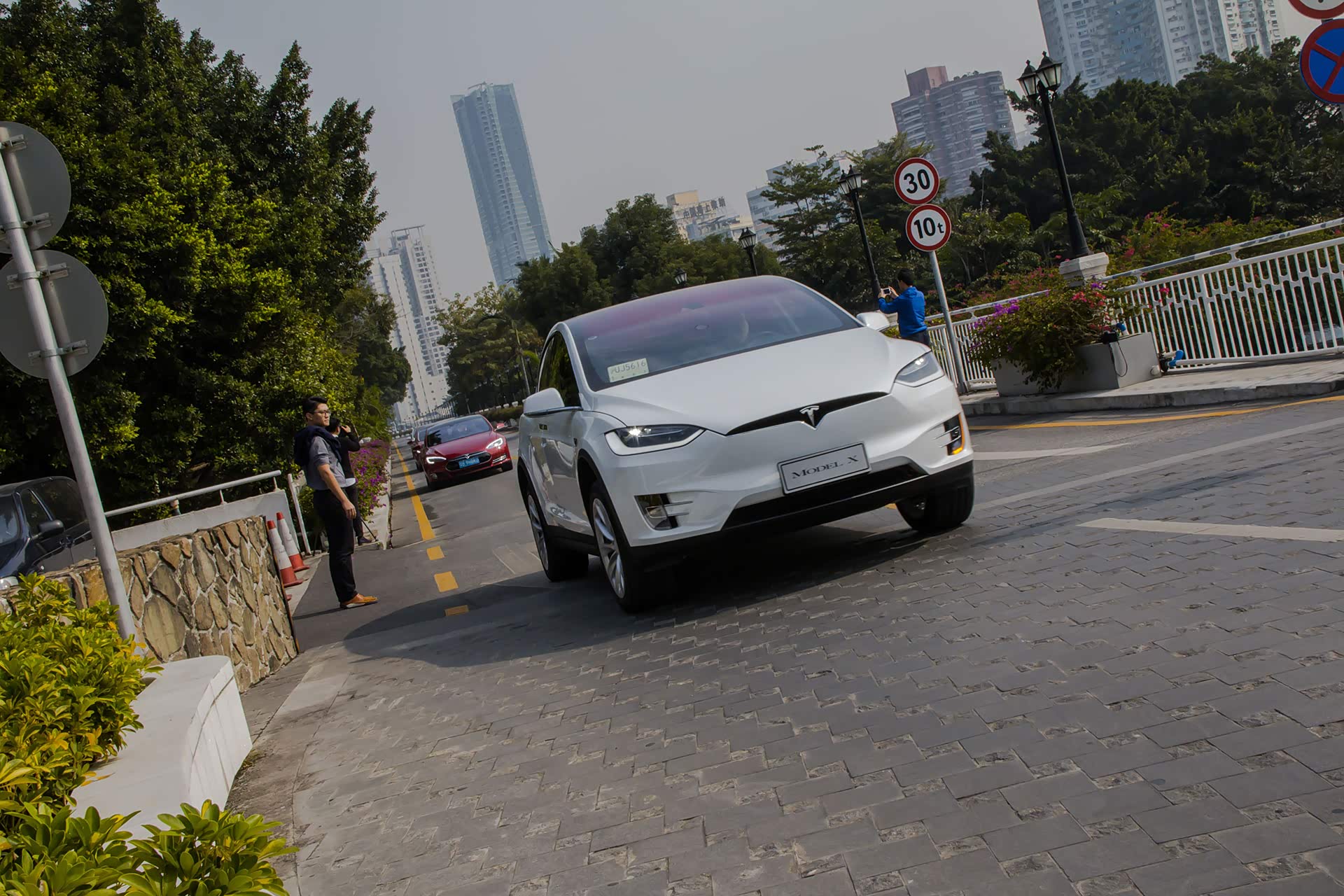 「新出行」主编吴颖分享长途试驾Model X的驾驶感受