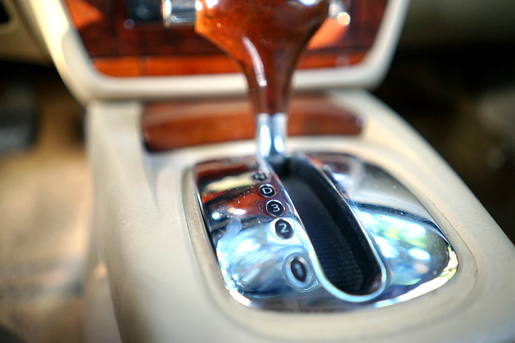 4AT变速箱配合桃木档把，这种做工经过17年的洗礼依旧光亮如新。