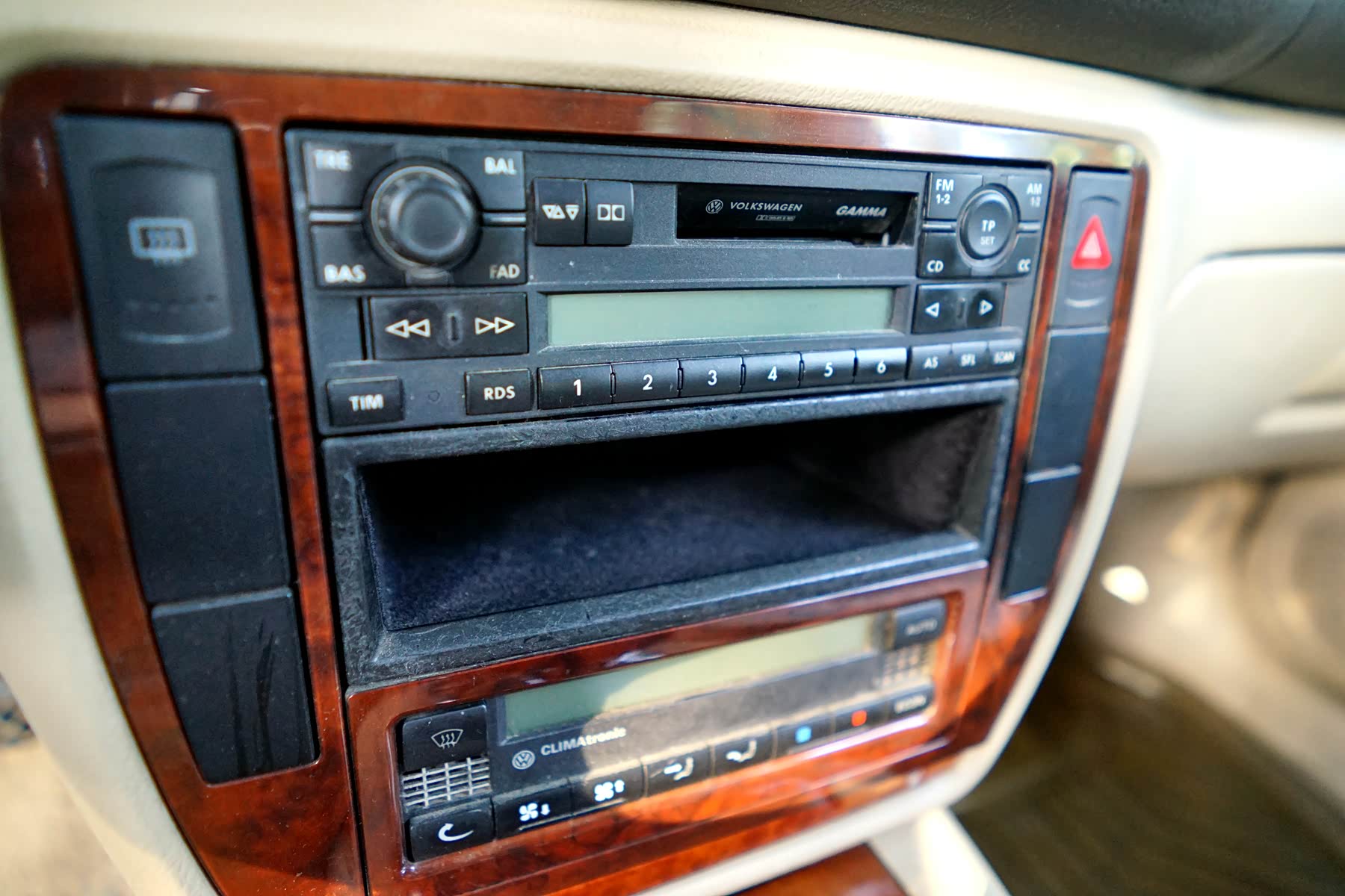 杜比认证的GAMMA音响系统，德国蓝宝代工，功能包括6碟CD、磁带机、收音机等，按键质感棒，音效好。