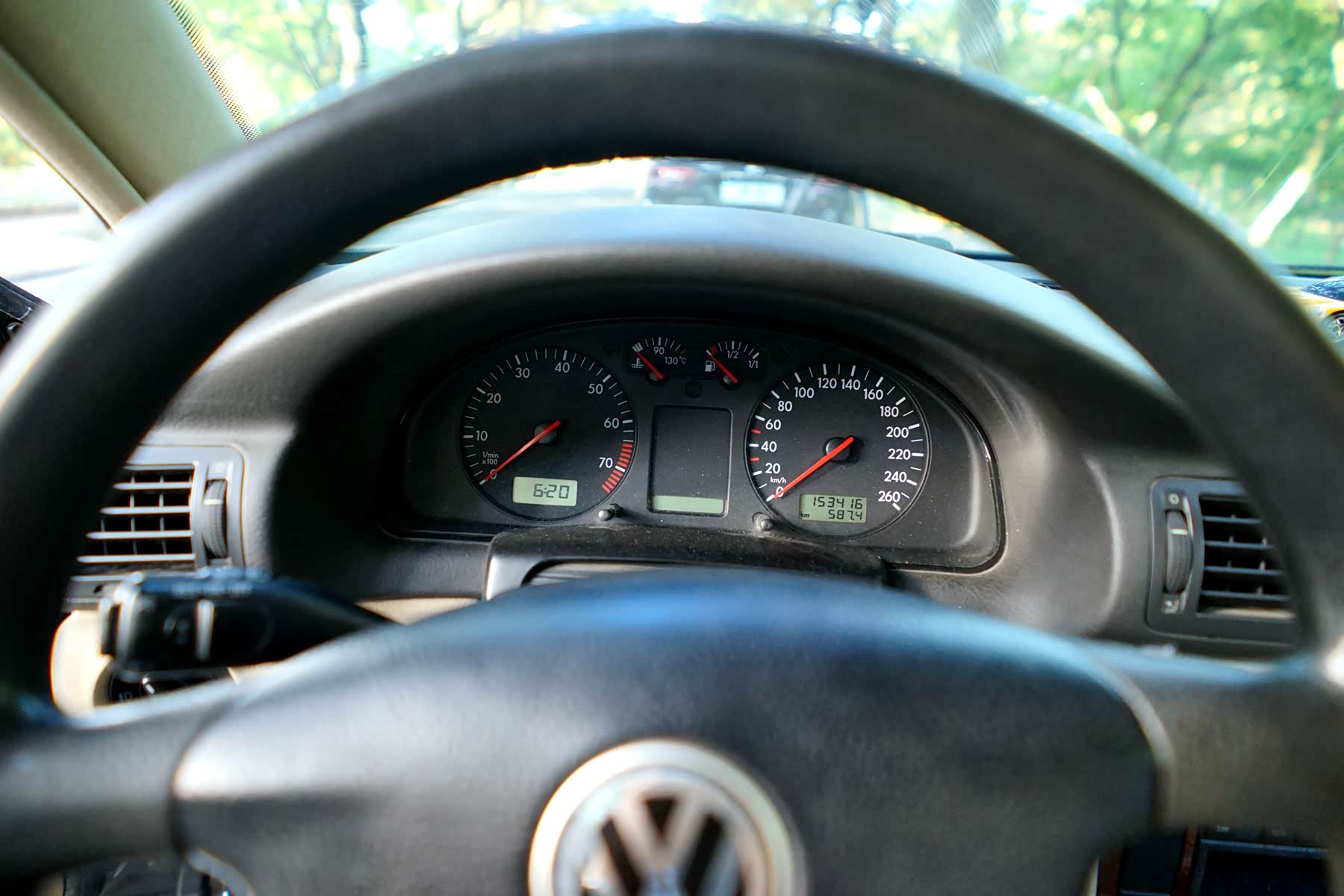 看看表上公里数，绝对没调过，17年仅仅跑了15万多公里，因为跑的少，才能有如此好的车况啊。