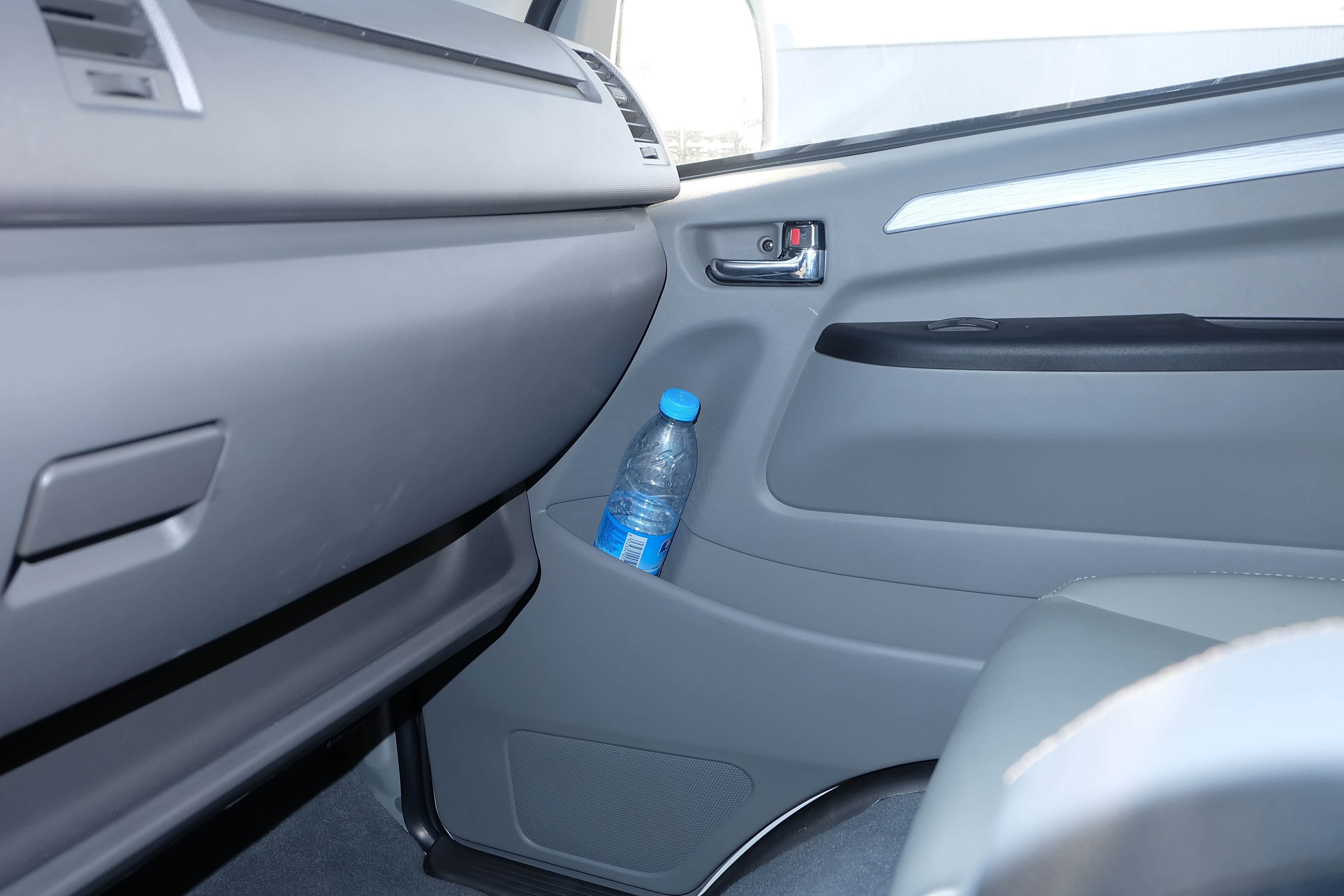 驾驶舱两侧内隔板