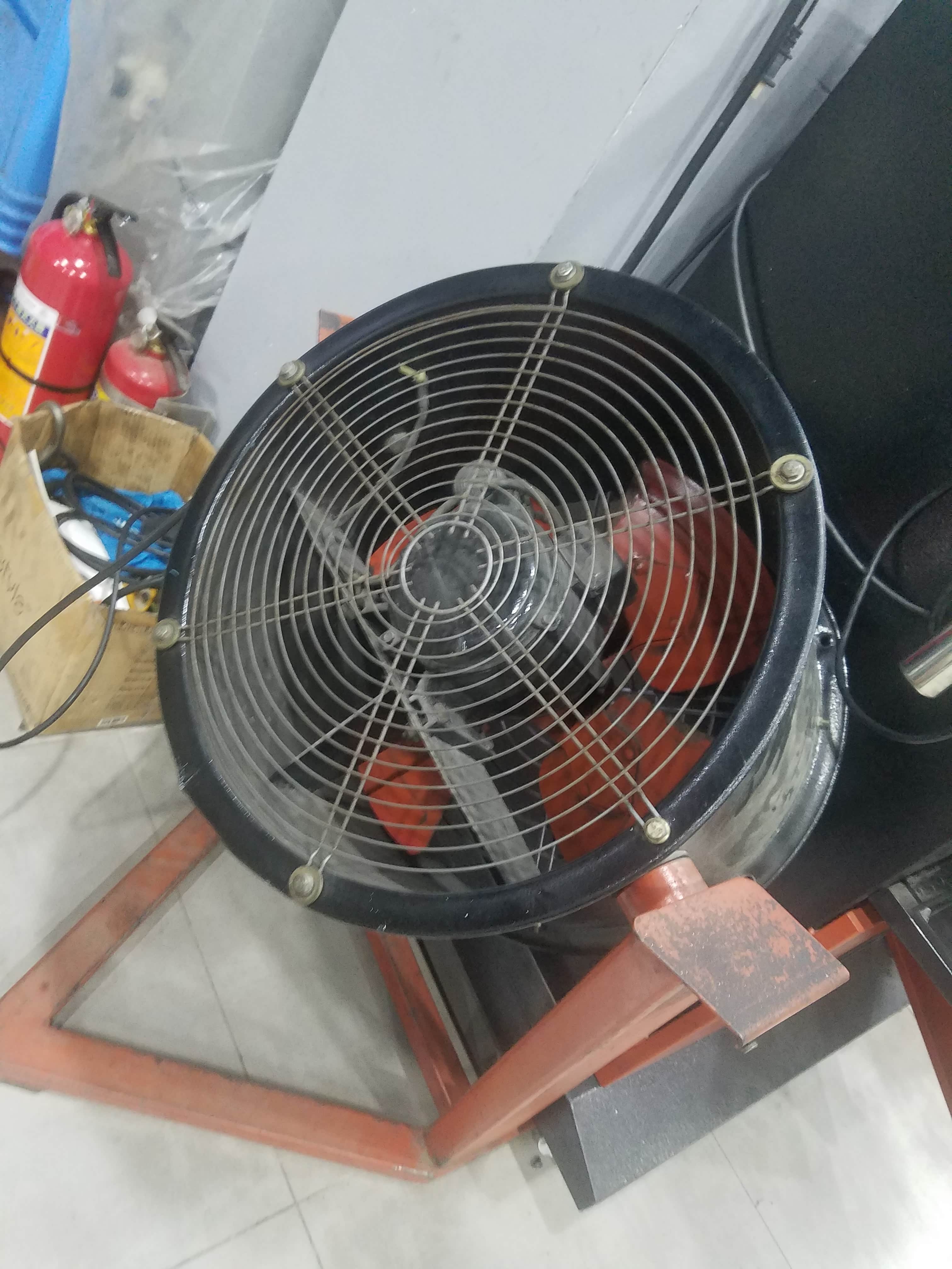 检测车辆的过程中，车头需要安置风扇，一方面加强进气，模拟高速撞风，同时还能够为引擎机头散热。