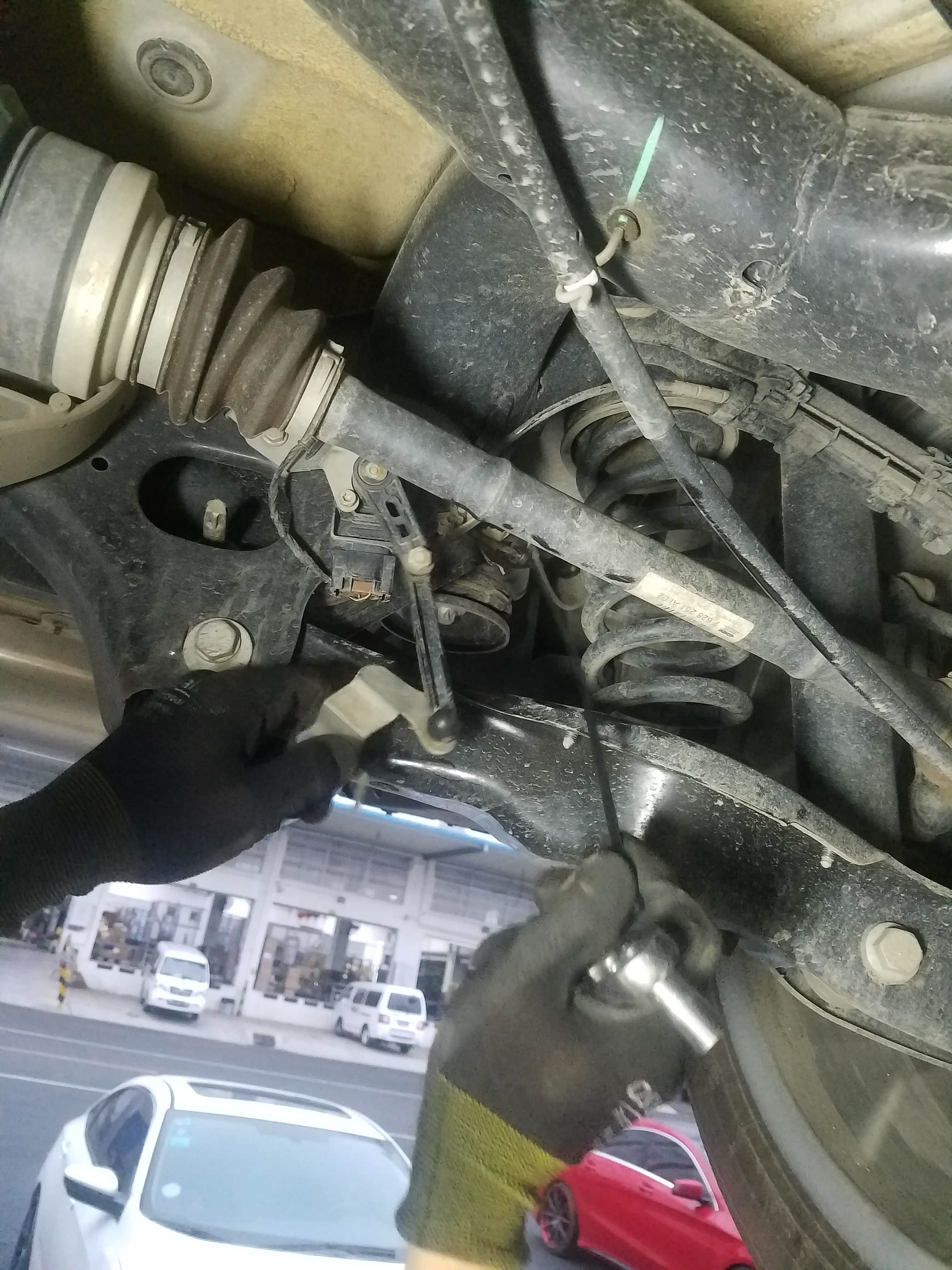 首先上马力机前要检查车轮胎压，同时拔掉"DSC“插头。拔掉插头防止拉马力时DSC介入限制单侧驱力。