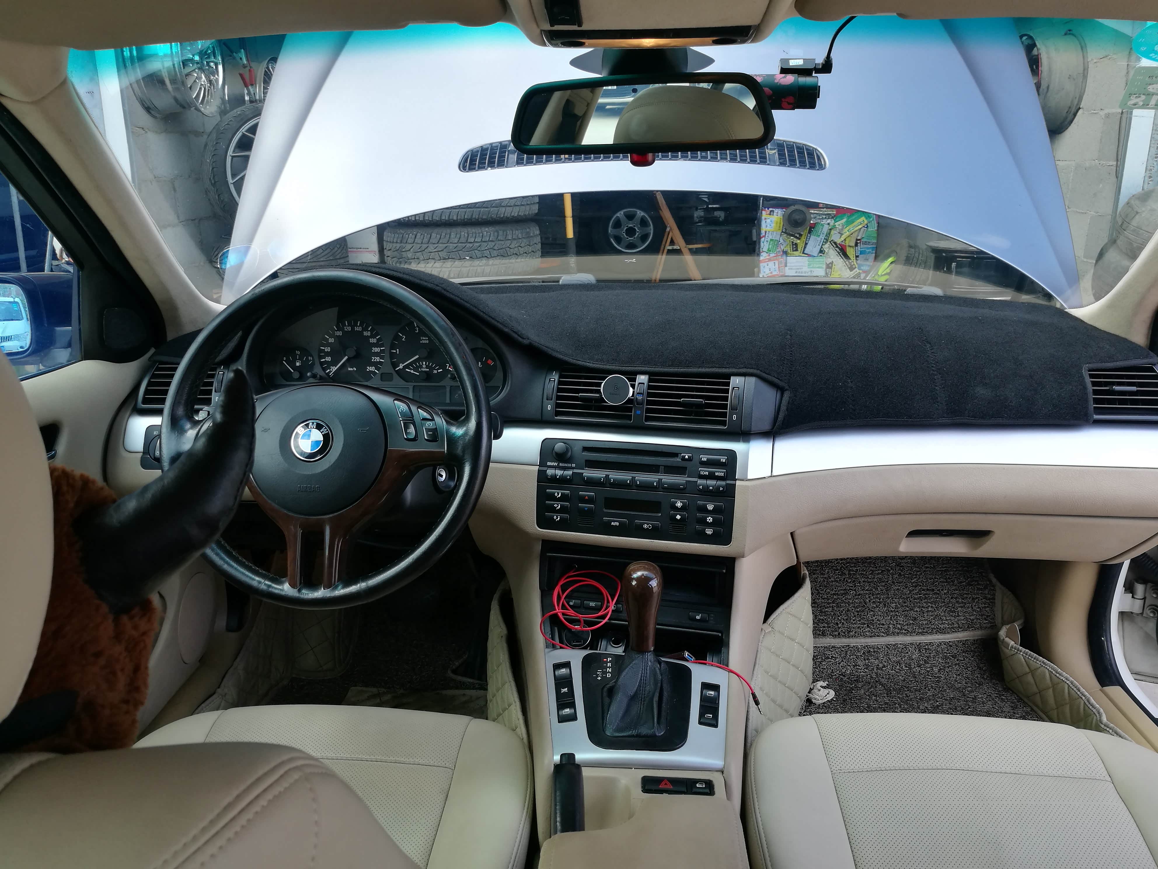 作为一台驾驶者之车，E46各个功能区及面板设计是稍微偏向驾驶员一侧的。